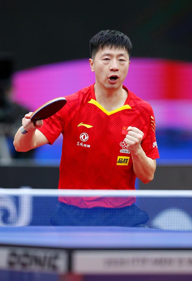 范德法特：就1个德国人在那昆滕-廷贝尔还回传，他似乎是色盲